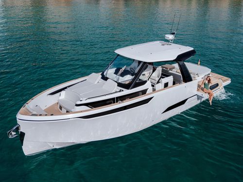 Barco cabinado intraborda - 43 ST - Level Exclusive Yachts S.L - bimotor / open / con consola central