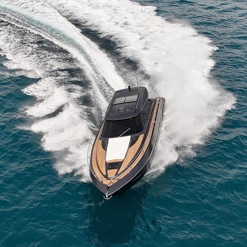 Barco cabinado intraborda - Power 44 - Focus Motor Yachts - bimotor / con hard-top / de crucero