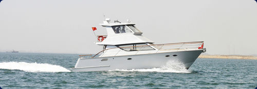 Barco cabinado catamarán - aurora (dalian) yachts co ltd - intraborda / diésel / bimotor