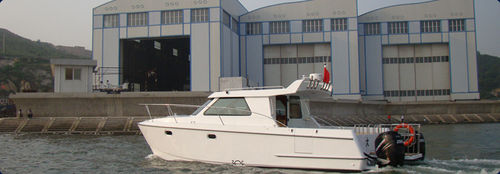 Barco cabinado catamarán - aurora (dalian) yachts co ltd - intraborda / bimotor / con hard-top