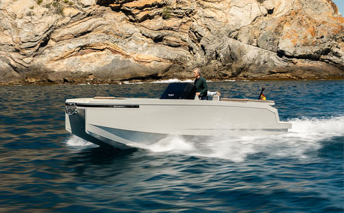 Barco open catamarán - E23  - De Antonio Yachts - intraborda / eléctrico / con consola central