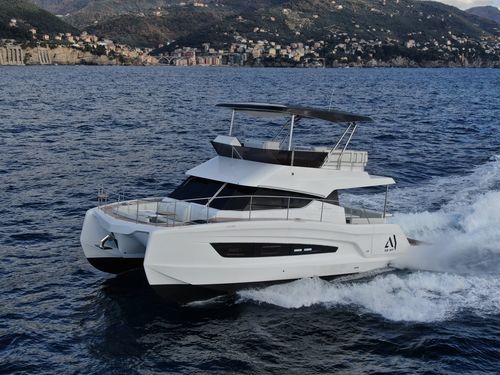 Barco cabinado catamarán - 38 FLY  - AVENTURA YACHTS - intraborda / diésel / eléctrico