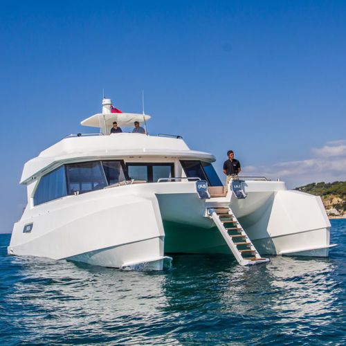 Yate a motor catamarán - 2400 - 2100  - ARESA SHIPYARD - de crucero / con fly / híbrido