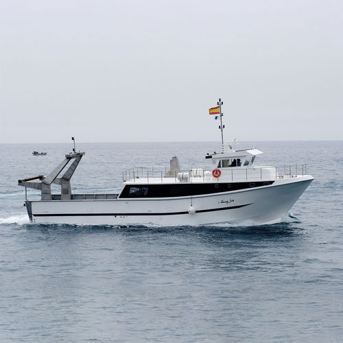 Barco profesional arrastrero - 3500 - 3000 TW - ARESA SHIPYARD - intraborda / GRP