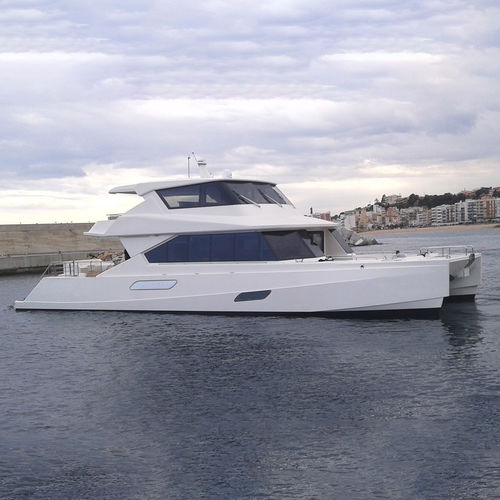 Yate a motor catamarán - 3000 - 2500 VIP CAT WHITELINE - ARESA SHIPYARD - de crucero / con fly / con caseta de timón