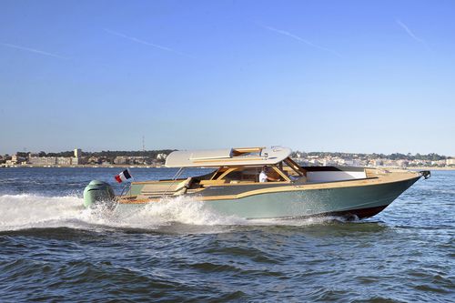 Barco cabinado fueraborda - PICNIC CLUB SPORT® - DUBOURDIEU - gasolina / bimotor / con hard-top