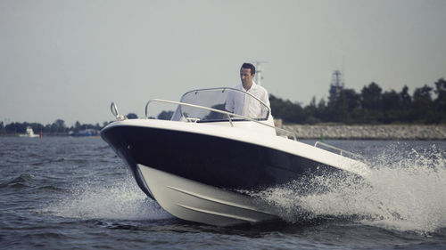 Barco open fueraborda - 555 Open - Admiral Boats S.A. - con consola lateral / 6 personas máx. / con solárium