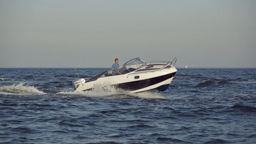 Day-cruiser fueraborda - 660 Cabin - Admiral Boats S.A.