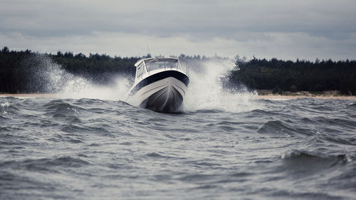 Cabin-cruiser fueraborda - Tuna 665 PilotHouse - Admiral Boats S.A. - con hard-top / de pesca deportiva / 8 personas máx.