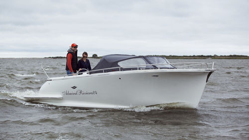 Bote intraborda - Admiral Riviera 24 - Admiral Boats S.A. - con consola central