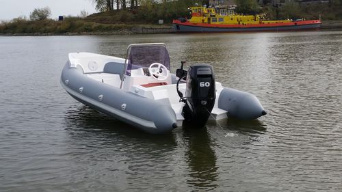 Embarcación neumática fueraborda - Admiral 460 R - Admiral Boats S.A. - semirrígida / con consola central / 6 personas máx.