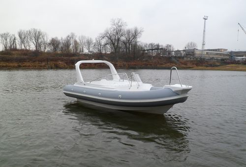 Embarcación neumática fueraborda - Admiral 520 RT - Admiral Boats S.A. - semirrígida / con consola lateral / 8 personas máx.