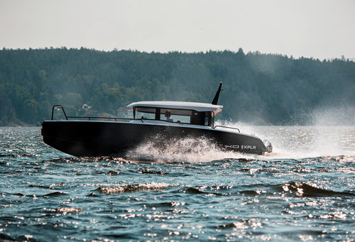 Cabin-cruiser intraborda - EXPLR 10 IB - XO Boats - con hard-top / de deporte / offshore