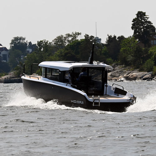 Cabin-cruiser intraborda - EXPLR 10 S+ IB - XO Boats - con hard-top / de aluminio / 10 personas máx.