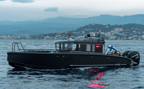 Cabin-cruiser fueraborda - EXPLR 10 - XO Boats - bimotor / con cockpit cerrado / de deporte