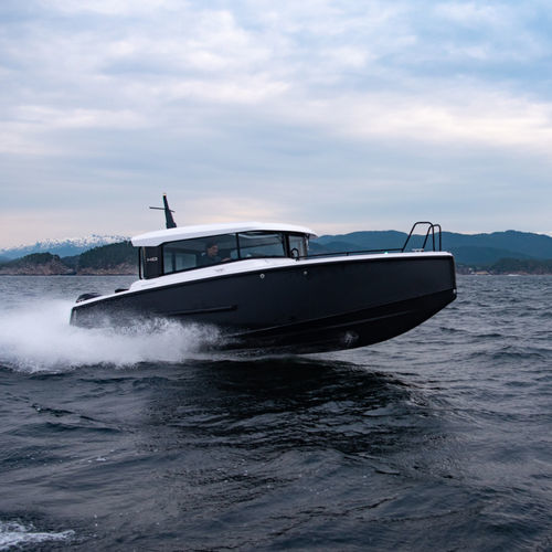Cabin-cruiser fueraborda - EXPLR 9 - XO Boats - con cockpit cerrado / de aluminio / 8 personas máx.