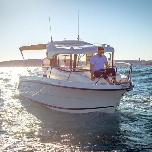 Barco de motor de pesca-paseo fueraborda - 660 Pilothouse - Parker Poland - con caseta de timón / 7 personas máx. / 5 personas máx.