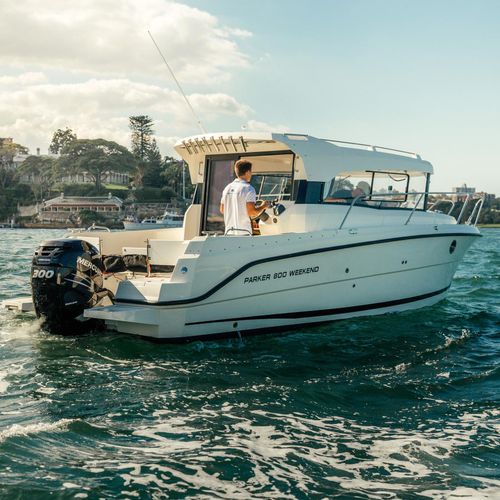 Barco de motor de pesca-paseo fueraborda - 800 WEEKEND - Parker Poland - con caseta de timón / con cockpit cerrado / 8 personas máx.