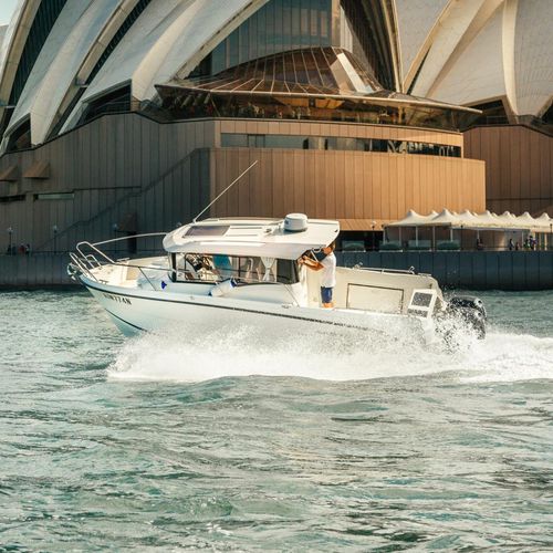 Barco de motor de pesca-paseo fueraborda - 800 PILOTHOUSE - Parker Poland - bimotor / con cockpit cerrado / 8 personas máx.