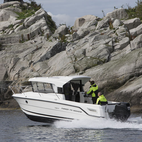 Cabin-cruiser fueraborda - 770 Weekend - Parker Poland - con caseta de timón / de pesca deportiva / 7 personas máx.