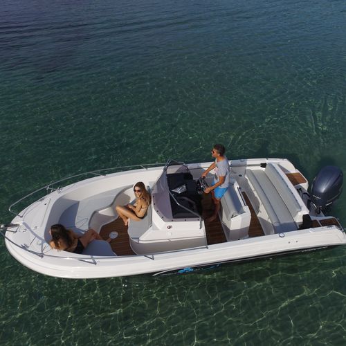 Barco open fueraborda - 670 - Pacific Craft - con consola central / 10 personas máx. / con solárium