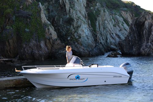 Barco open fueraborda - 625 - Pacific Craft - con consola central / 7 personas máx. / con solárium