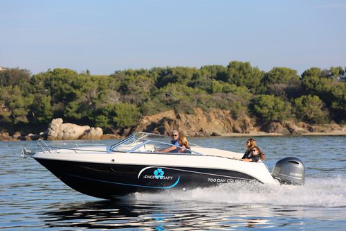 Cabin-cruiser fueraborda - 700  - Pacific Craft - open / 8 personas máx. / con 2 literas