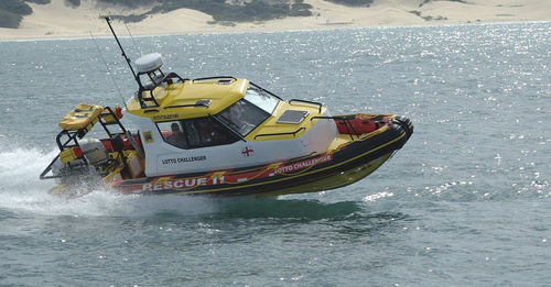 Embarcación neumática fueraborda - Fluid Watercraft - semirrígida / con cockpit cerrado / con camarote