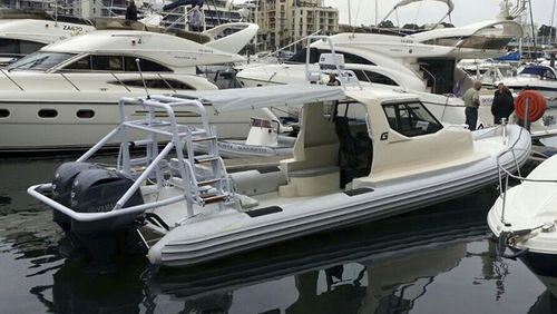 Embarcación neumática fueraborda - Fluid Watercraft - bimotor / semirrígida / con cockpit cerrado