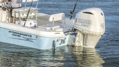 Bay boat fueraborda - 23 Bay - HydraSports Custom Boats - con consola central / de pesca deportiva / con T-top