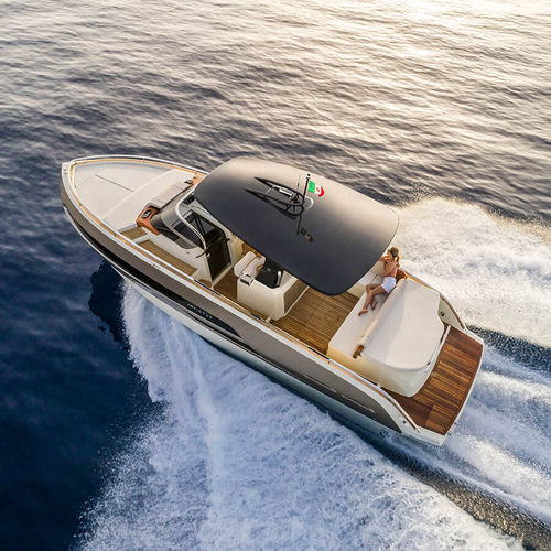 Barco cabinado intraborda - GT320 - Invictus Yacht - open / con consola central / 12 personas máx.