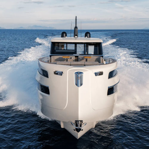 Yate a motor de crucero - ST550 - Invictus Yacht - con hard-top / IPS / con 2 camarotes