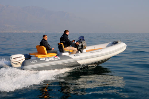 Embarcación neumática fueraborda - MV 18 TECHNOLOGY - MVMARINE SRL  - semirrígida / con consola central / open