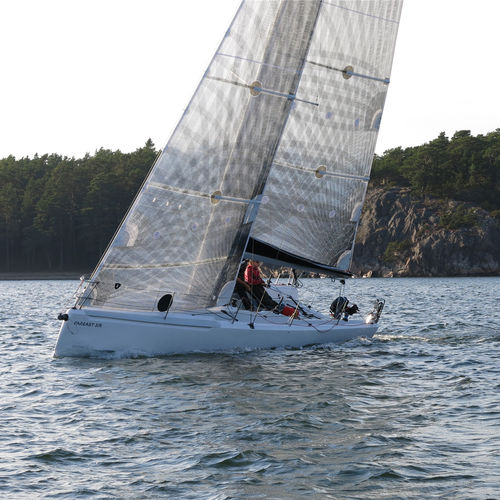 Velero de quilla deportivo - 31R GRP Editon - Fareast Boats - de regata / con bauprés / con mástil de carbono