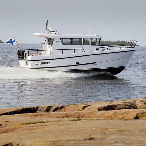 Barco cabinado intraborda - 33 - SARGO BOATS / Sarins Batar Oy Ab - bimotor / con hard-top / con 2 camarotes