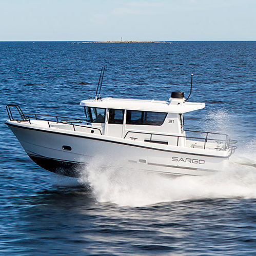 Barco cabinado intraborda - 31 Aft Door - SARGO BOATS / Sarins Batar Oy Ab - bimotor / de desplazamiento / con hard-top