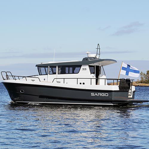 Barco cabinado intraborda - 33 - SARGO BOATS / Sarins Batar Oy Ab - bimotor / con hard-top / offshore