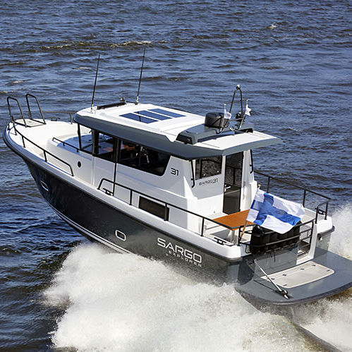 Barco cabinado intraborda - 31 Aft Door - SARGO BOATS / Sarins Batar Oy Ab - bimotor / con hard-top / con 2 camarotes