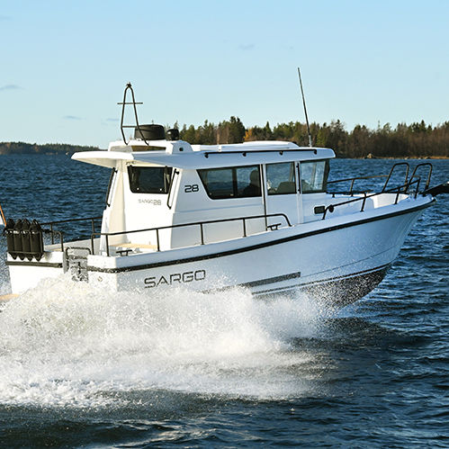 Cabin-cruiser intraborda - 28  - SARGO BOATS / Sarins Batar Oy Ab - con caseta de timón / con 2 camarotes / con 2 literas
