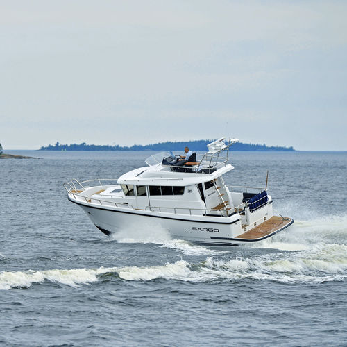 Barco cabinado intraborda - 36  - SARGO BOATS / Sarins Batar Oy Ab - bimotor / de desplazamiento / con fly