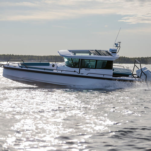 Cabin-cruiser fueraborda - 28 - Axopar Boats Oy - con caseta de timón / 6 personas máx. / 9 personas máx.