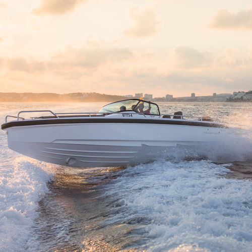 Barco open fueraborda - 28  - Axopar Boats Oy - con consola central / de esquí acuático / de crucero