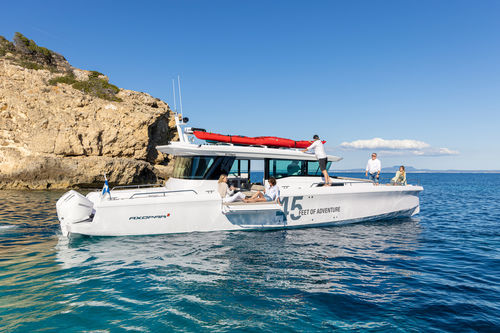 Barco cabinado fueraborda - 45 - Axopar Boats Oy - con hard-top / rápido / de recreo