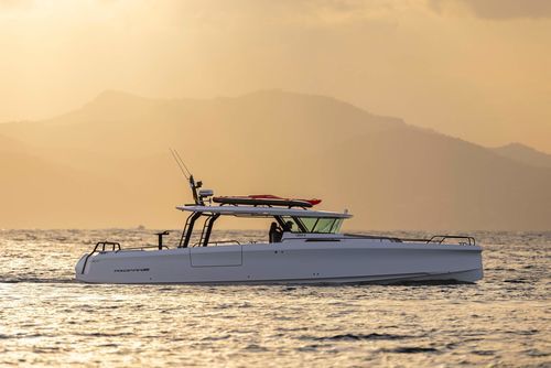 Barco cabinado fueraborda - 45 Cross Top - Axopar Boats Oy - híbrido / bimotor / trimotor