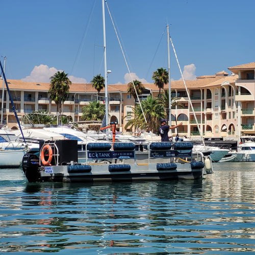 Barco profesional desalinización - AZURETREND | ECOTANK | EMERGENSEA | MONAWA - gabarra de trabajo / embarcación de servicio / catamarán