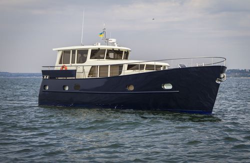 Barco cabinado intraborda - 50 Explorer - Sigo Marine Ltd - de desplazamiento / de acero / con 3 camarotes
