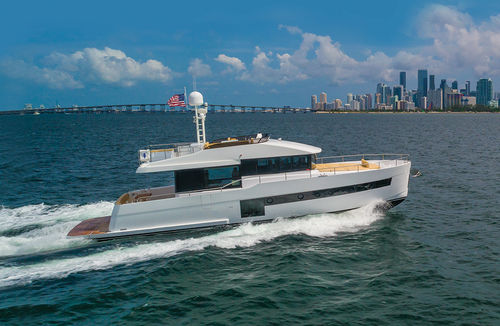 Yate a motor de crucero - 620 - Sundeck Yachts AG - con fly / con 3 camarotes / con 4 camarotes