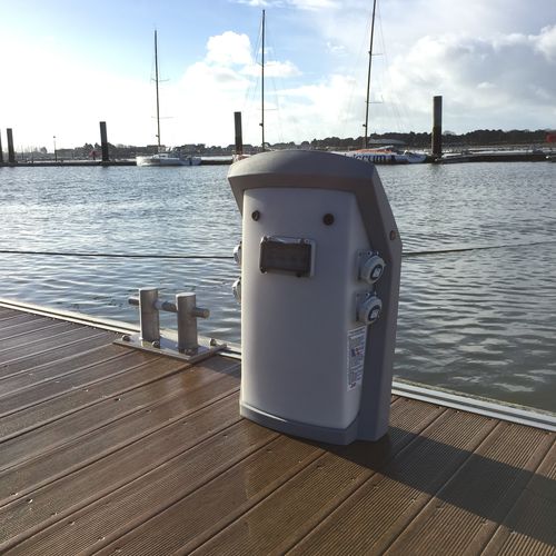 Torreta con iluminación integrada - ORION - GAPE - de suministro eléctrico / de suministro de agua / para pantalán