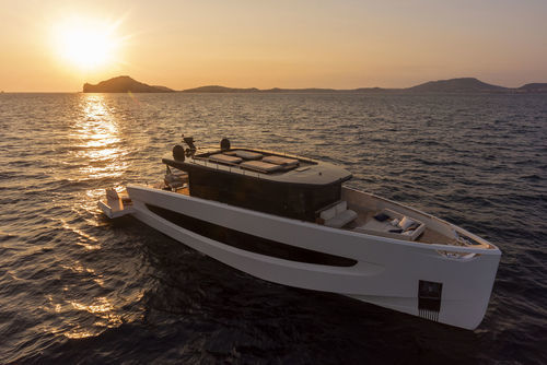 Yate a motor de crucero - V8 - Evo Yachts - con hard-top / IPS / con 4 camarotes