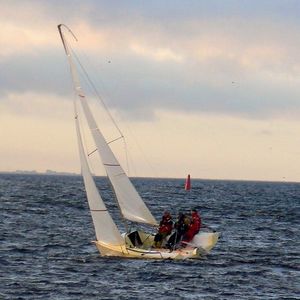 Velero de quilla deportivo - ELF-620 - Uniworkboats SIA - de carbono / con quilla retráctil / con bauprés